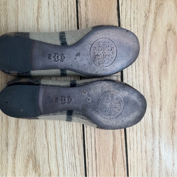 Tory Burch Women's Plaid Flats with Gold Logo shoes - Picture 12 of 13